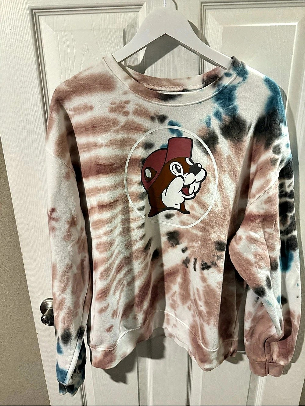 Buc-ee's Tie-Dye Beaver Logo Crewneck Sweatshirt Size: Large!
